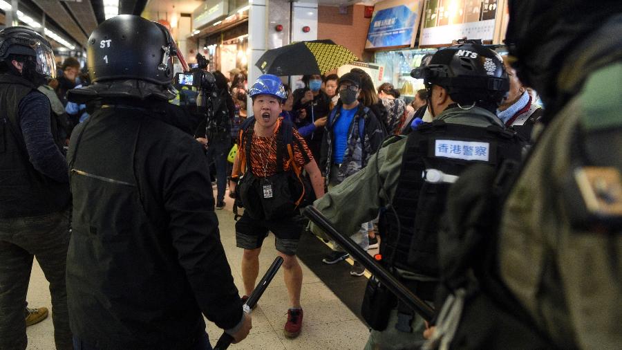 15.dez.19 - Manifestantes protestam em shopping em Hong Kong - Philip Fong/AFP
