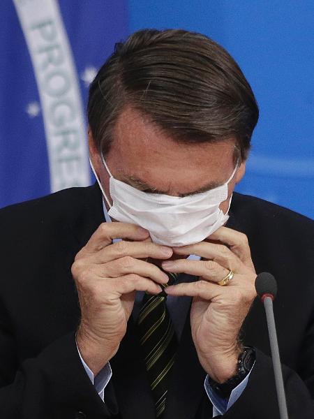 18/03/2020 - O presidente da República, Jair Bolsonaro, se atrapalha ao recolocar máscara no rosto durante coletiva - Dida Sampaio/Estadão Conteúdo
