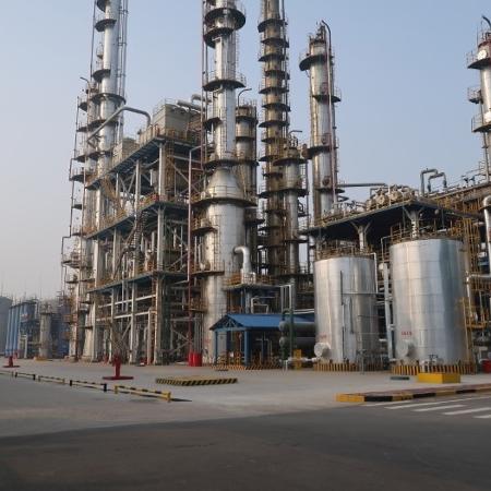 Refinaria de petróleo em Dongying, na província de Shandong, China - Aizhu Chen