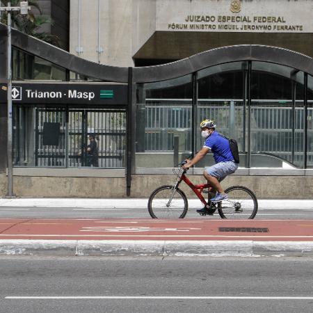 30.mar.2020 - Ciclista utiliza máscara de proteção para o coronavírus na Avenida Paulista, em São Paulo - Fábio Vieira/Fotorua/Estadão Conteúdo