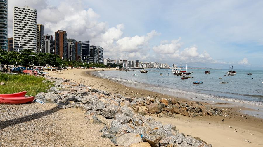Praia do Mucuripe, em Fortaleza-CE, vazia durante a quarentena adotada no combate à covid-19 - Pedro Chaves/AGIF