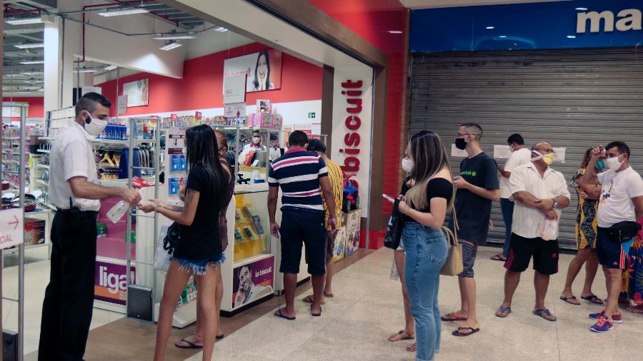 Clientes fazem fila para entrar em loja de shopping de Fortaleza - DANIEL GALBER/UAI FOTO/ESTADÃO CONTEÚDO