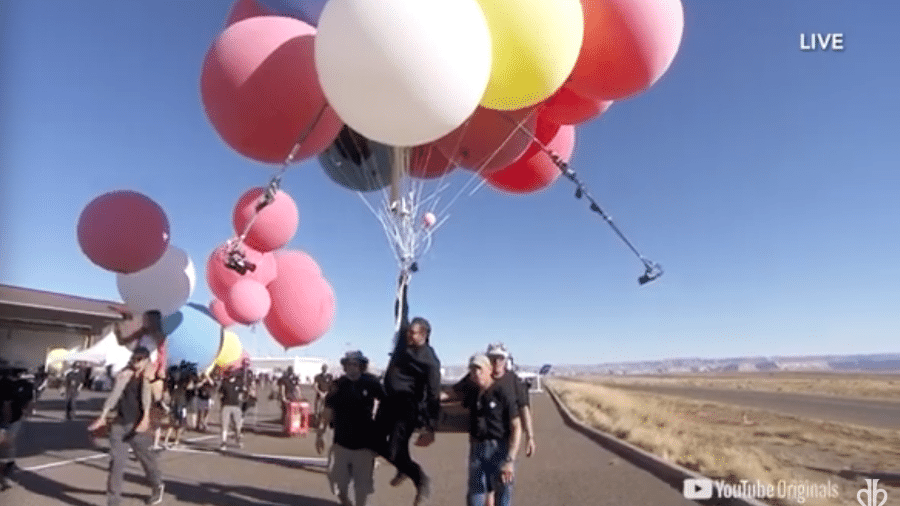 David Blaine se prepara para descer de paraquedas de voo com balões - Reprodução/YouTube David Blaine