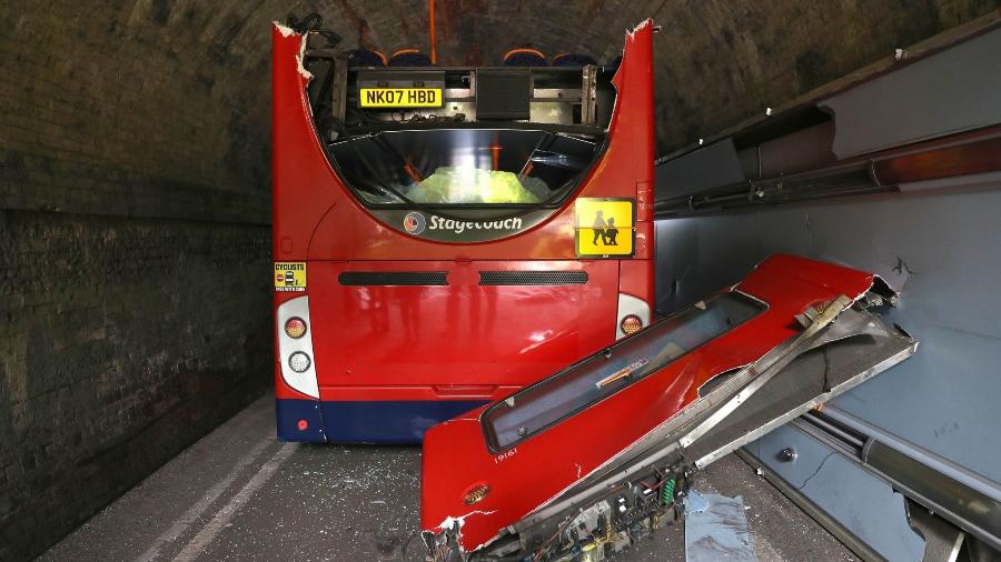 Ônibus escolar teve o teto arrancado em acidente em Winchester, na Inglaterra. Três crianças ficaram feridas - Reprodução/Sky News