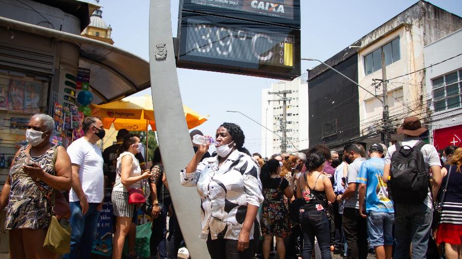 Movimentação de pessoas em dia de calor e sol forte na capital paulista - Rogério Glasse/Futura Press/Estadão Conteúdo