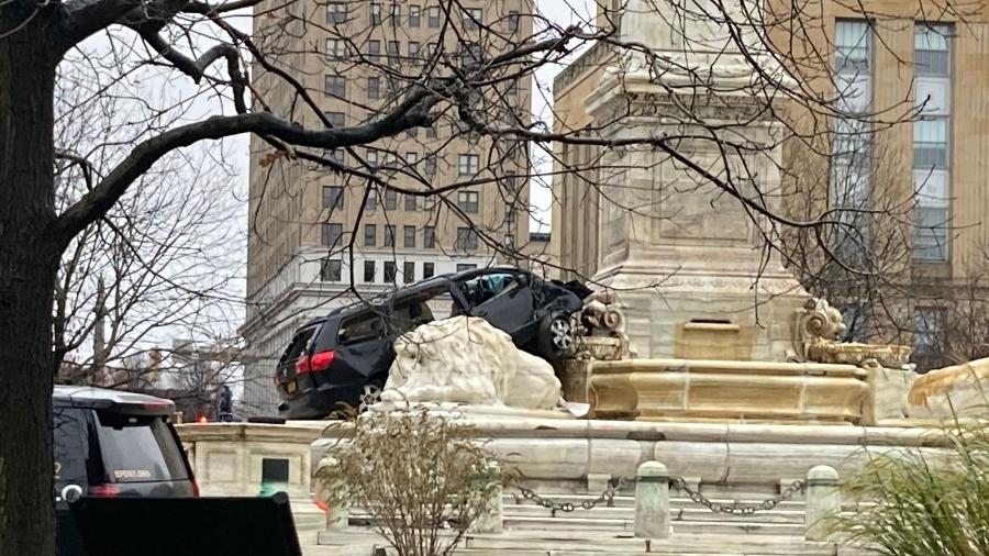 Uma minivan colidiu com o Monumento McKinley, na Niagara Square, em Nova York, nos Estados Unidos - Reprodução/Twitter/@DaveMcKinley2