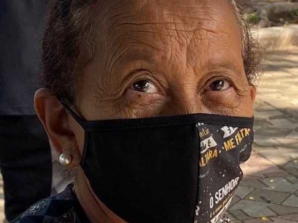 28.abr.2021 - Diva de Souza, de 75 anos, recebeu apenas a 1ª dose da vacina em Duque de Caxias (RJ) - Herculano Barreto Filho/UOL