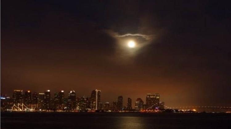 A superlua surge em nuvens acima da cidade de San Diego, Califórnia, EUA - Reuters/Mike Blake - Reuters/Mike Blake