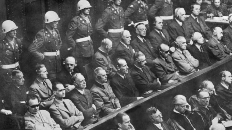 Sessão do Tribunal de Nuremberg. No canto inferior esquerdo, de óculos escuros, Hermann Göring. Ao seu lado, Rudolf Hess, dois dos réus mais notórios - Getty Images