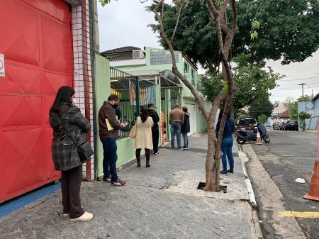 Fila na UBS Vila Aricanduva para vacinação de pessoas com 54 e 55 anos, na zona leste  - Ana Paula Bimbati/UOL