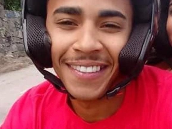 Motoboy negro é abordado com arma enquanto aguardava encomenda em shopping