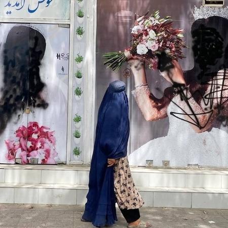 Rostos de mulheres foram apagados de cartazes em salões de Cabul - Anadolu Agency