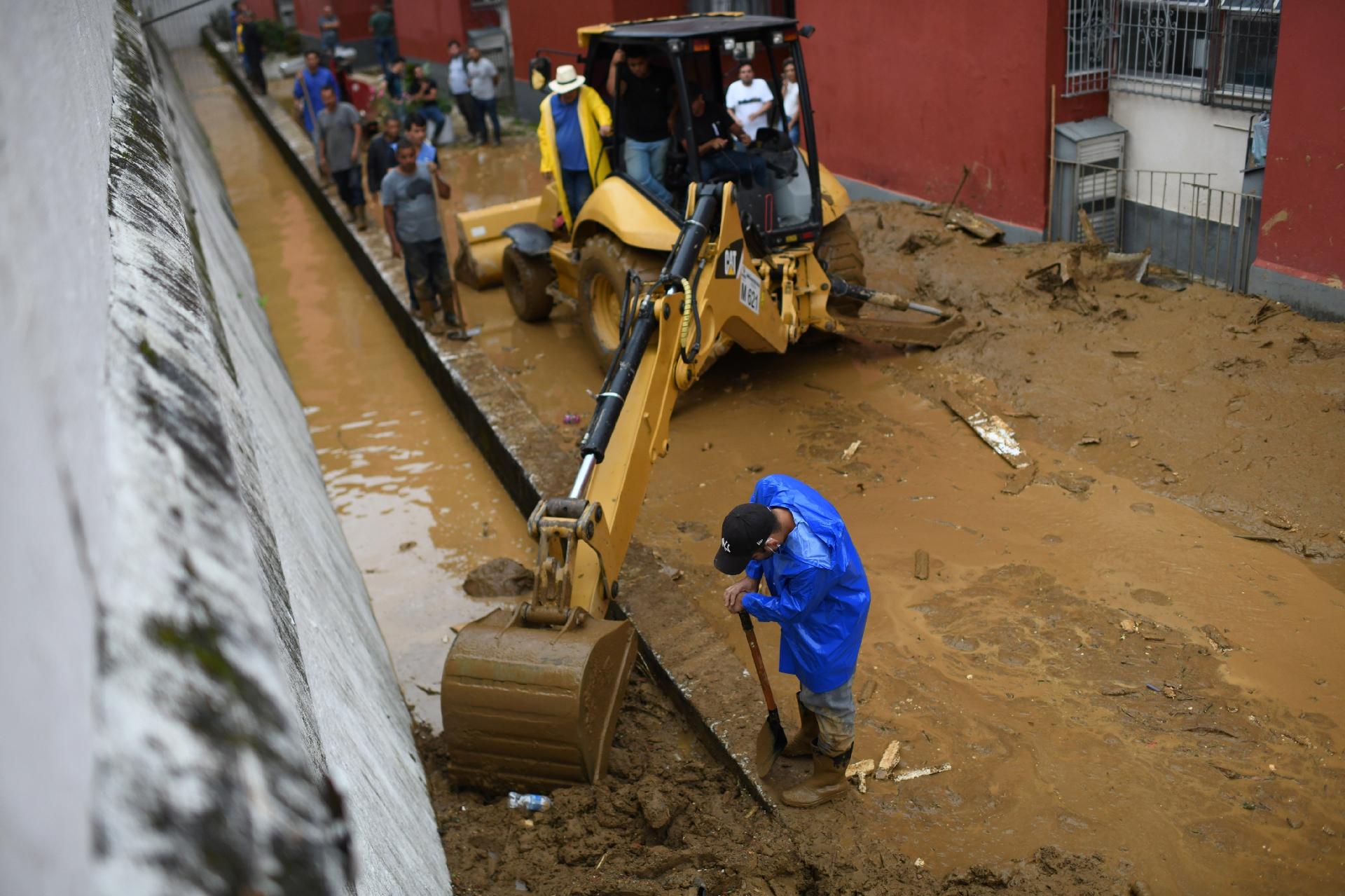 Escavadeira é utilizada em busca em conjunto de apartamentos atingido por deslizamento de morro em Petrópolis - Lucas Landau/UOL