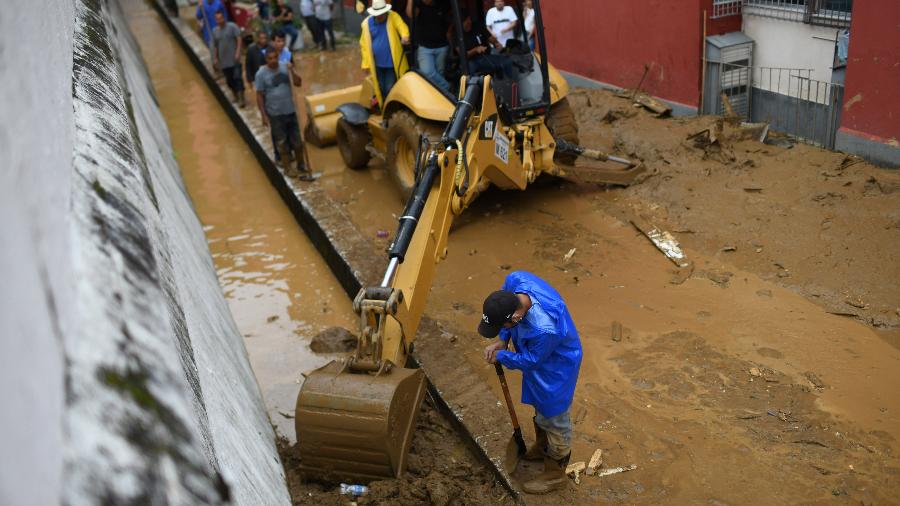 Escavadeira é utilizada em busca em conjunto de apartamentos atingido por deslizamento de morro em Petrópolis - Lucas Landau/UOL