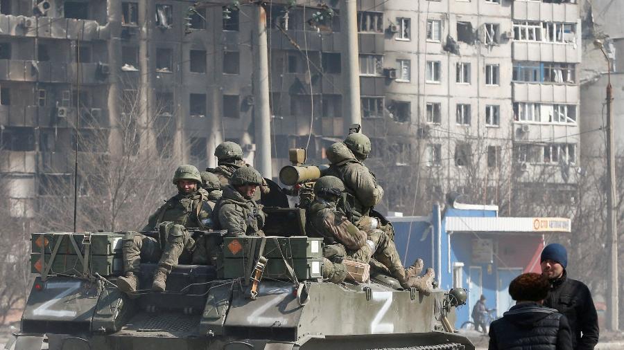 25.mar.2022 - Membros de tropas pró-Rússia em veículo blindado na cidade sitiada de Mariupol - Reuters