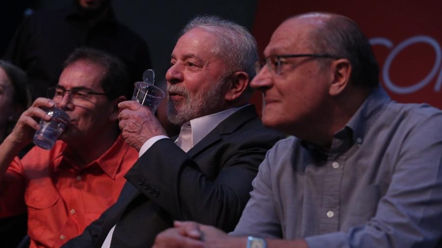 Paulinho, Lula e Alckmin em evento na sede da Força Sindical, na capital paulista - WERTHER SANTANA/ESTADÃO CONTEÚDO