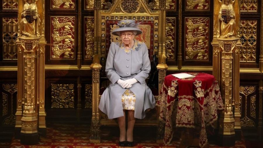A rainha Elizabeth na sessão de abertura do Parlamento britânico no ano passado - CHRIS JACKSON