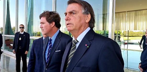 Bolsonaro ao lado do jornalista Tucker Carlson no Palácio do Planalto, em 2022