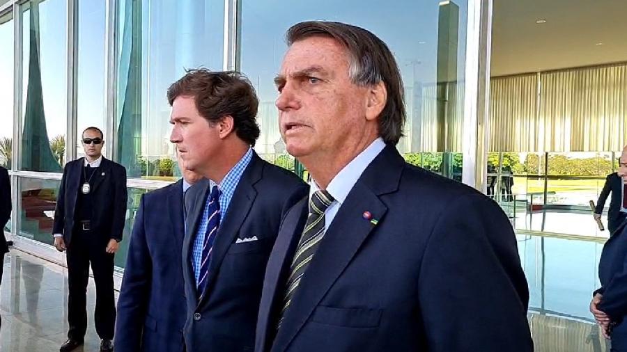 Presidente Jair Bolsonaro ao lado do jornalista Tucker Carlson no Palácio do Planalto - Reprodução/Facebook Jair Messias Bolsonaro