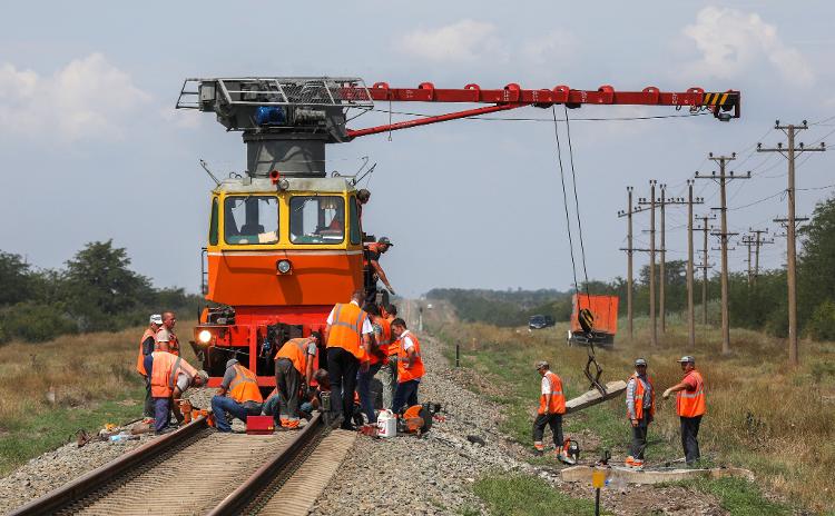 16.August 22 - Workers repair the railway near the Azovskoye settlement in the Dzhankoi district, Crimea - STRINGER/REUTERS - STRINGER/REUTERS