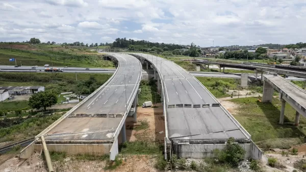 15.dez.2022 - Obra parada no trecho norte do Rodoanel, ao lado da via Dutra, perto de Arujá - Eduardo Knapp/Folhapress - Eduardo Knapp/Folhapress