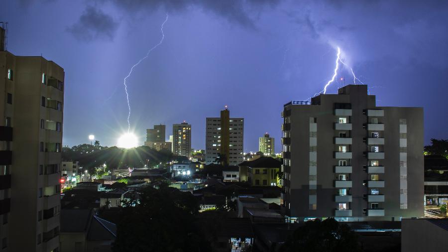 01.fev.2023 - Nuvens carregadas de chuva chegam em Marília, região centro-oeste do estado de São Paulo - ALF RIBEIRO/ESTADÃO CONTEÚDO