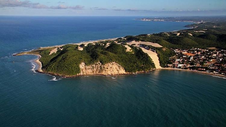 Vista aérea do Morro do Careca, praia de Ponta Negra, em Natal