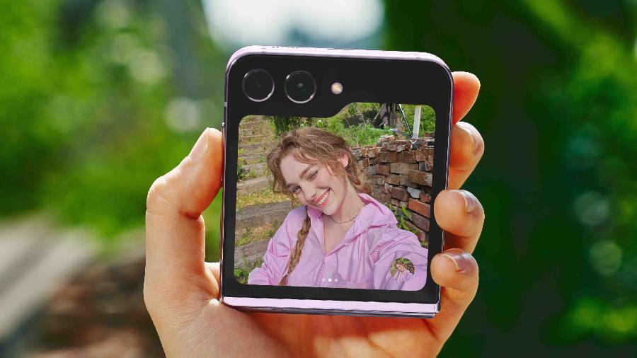 Selfie tirada com o celular Galaxy Z Flip5