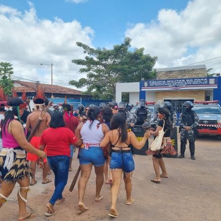 Indígenas da etnia Tembé, moradores da comunidade Turé Mariquita (PA), protestam em frente à delegacia
