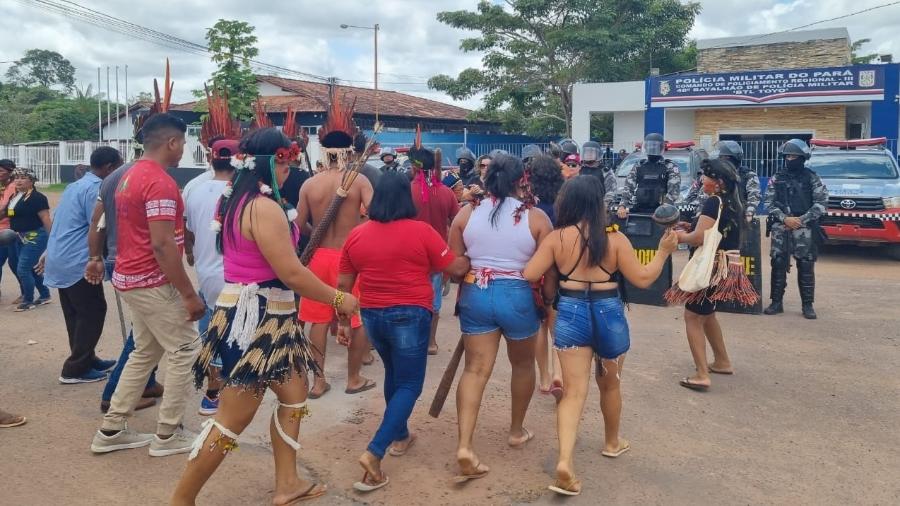 Indígenas da etnia tembé, moradores da comunidade Turé Mariquita (PA), protestam em frente à delegacia