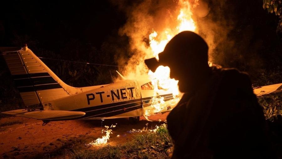 Avião destruído durante operação de combate ao garimpo ilegal na Terra Indígena Yanomami no mês de abril