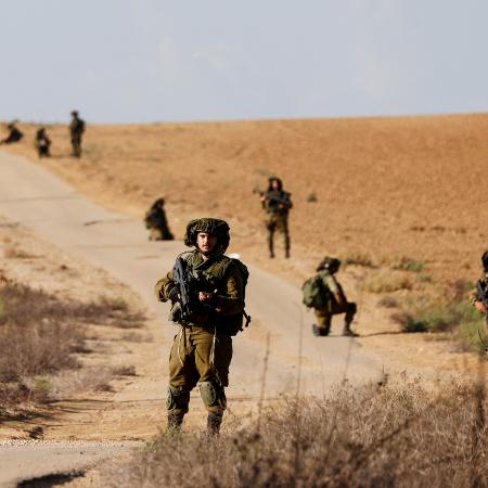 Soldados de Israel fazem patrulha em local próximo à fronteira com a Faixa de Gaza