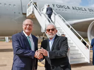 Lula embarca para a Arábia Saudita em primeira viagem após cirurgia