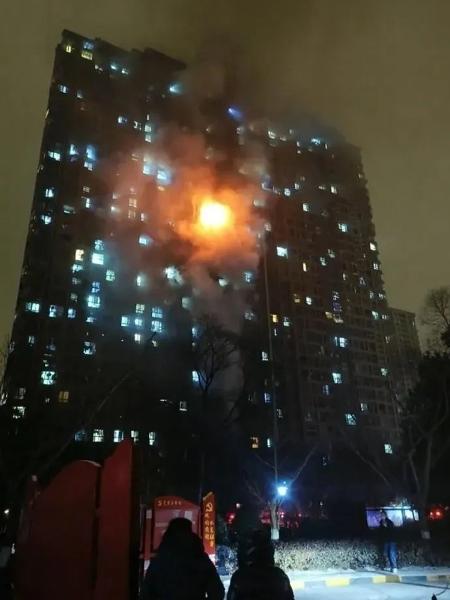 Incêndio ocorreu em um edifício residencial na cidade de Nanquim, no leste da China - Reprodução/X/@Cash4twinks