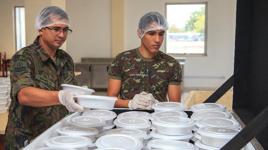 18.abr.2024 - Militares despacham marmitas para venezuelanos