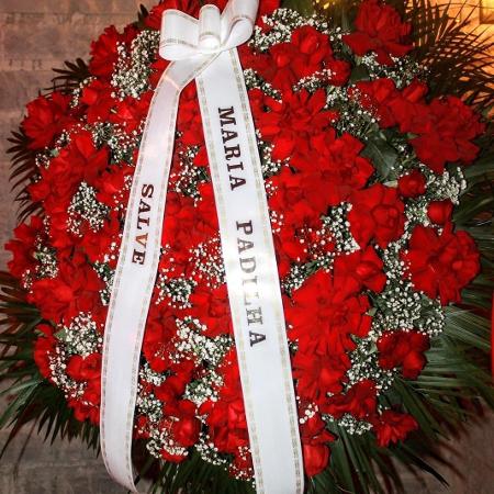 Coroa de flores em homenagem a Maria Padilha