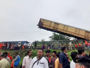 Colisão com trem de passageiros mata 15 e deixa vários feridos na Índia