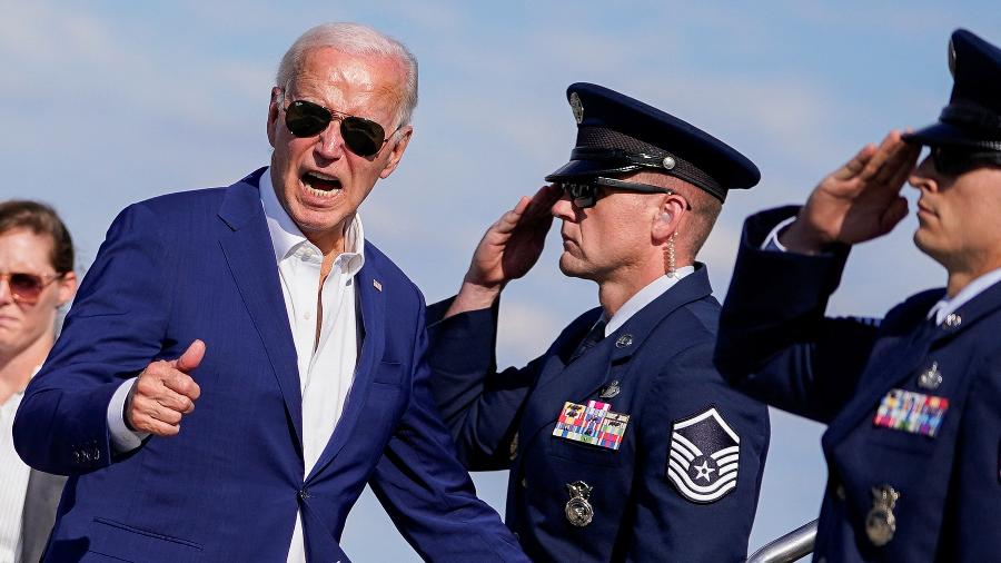 7.jul.2024 - O presidente dos EUA, Joe Biden, gesticula enquanto embarca no Air Force One