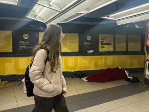 Crise econômica aumenta número de pessoas morando no metrô de Buenos Aires