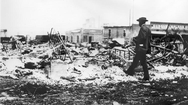 Homem em meio à destruição em Tulsa, Oklahoma, em 1921