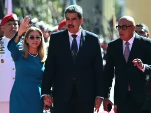 Nicolás Maduro toma posse para 3º mandato e fala em 'paz e soberania'