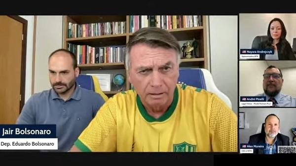 Eduardo e Jair Bolsonaro em live em fevereiro. Para Josias de Sousa, deputado adota 'tática arriscada' ao defender, nos EUA, os interesses judiciais do pai