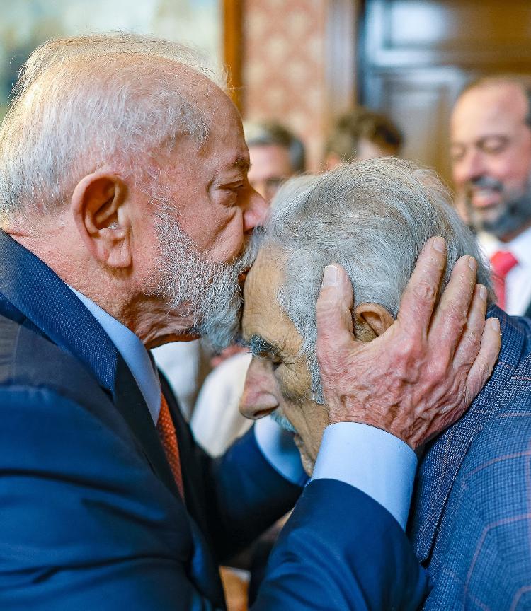 Lula beija Pepe Mujica durante cerimônia de posse de Yamandu Orsi como presidente do Uruguai Lula beija Pepe Mujica durante cerimônia de posse de Yamandu Orsi como presidente do Uruguai