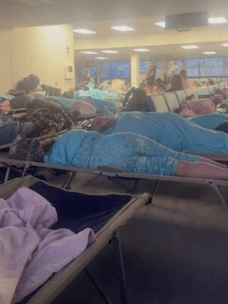 Passageiros foram acomodados em sala improvisada no aeroporto de Bangor, no Maine (EUA) Passageiros foram acomodados em sala improvisada no aeroporto de Bangor, no Maine (EUA)