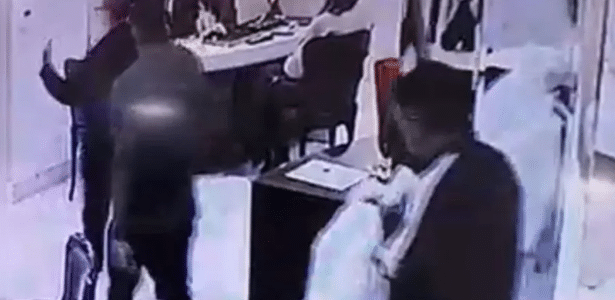 Assalto a joalheria tem refém e tiros em shopping de Curitiba