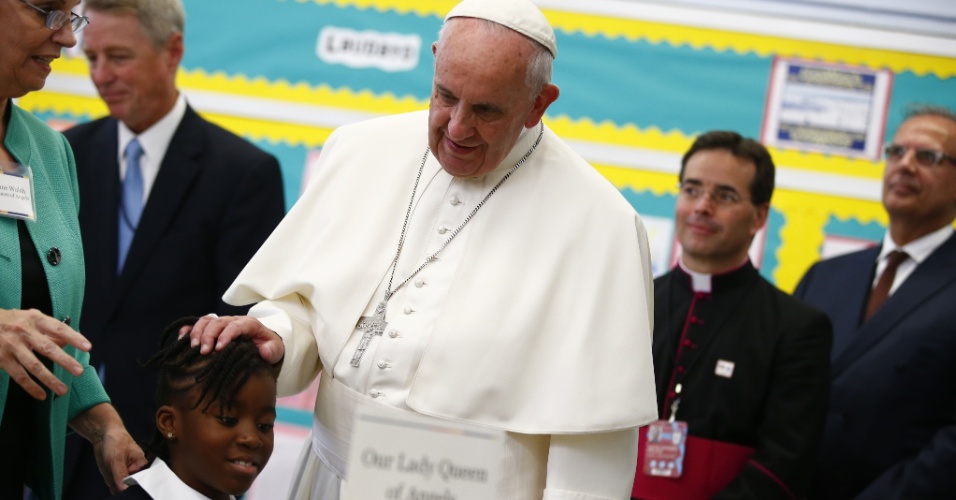 25.set.2015 - Papa Francisco afaga estudante durante sua visita a uma escola no Harlem, em Nova York (EUA)