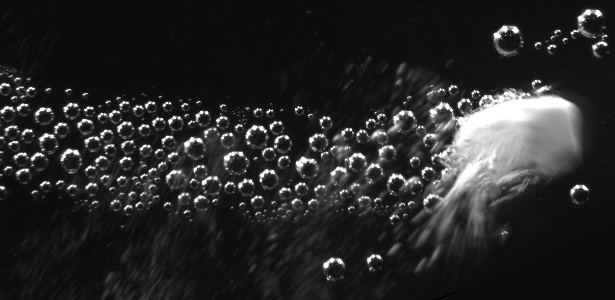  Imagem mostra rápida propulsão de partícula de carbonato ao encontrar com solução ácida - James Baylis