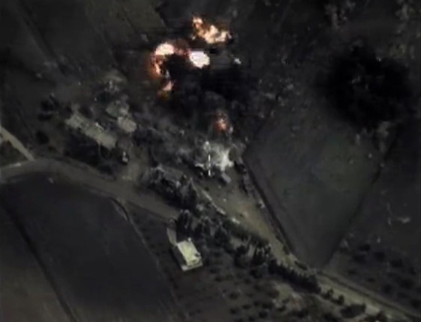 Imagem divulgada pelo Ministério da Defesa da Rússia mostra ataque aéreo realizado na Síria