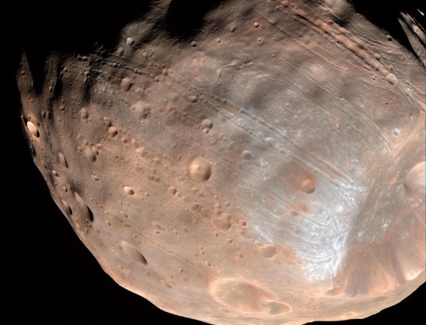 Phobos é um acumulado de de escombros que ficam unidos devido a uma capa externa de material mais sólido - Nasa via AFP