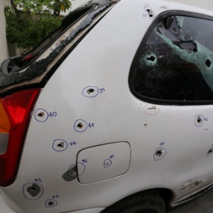 Perícia realizada pela Polícia Civil no carro onde estavam os cinco jovens identificou ao menos 63 marcas de tiros no veículo - Fabiano Rocha/Agência O Globo
